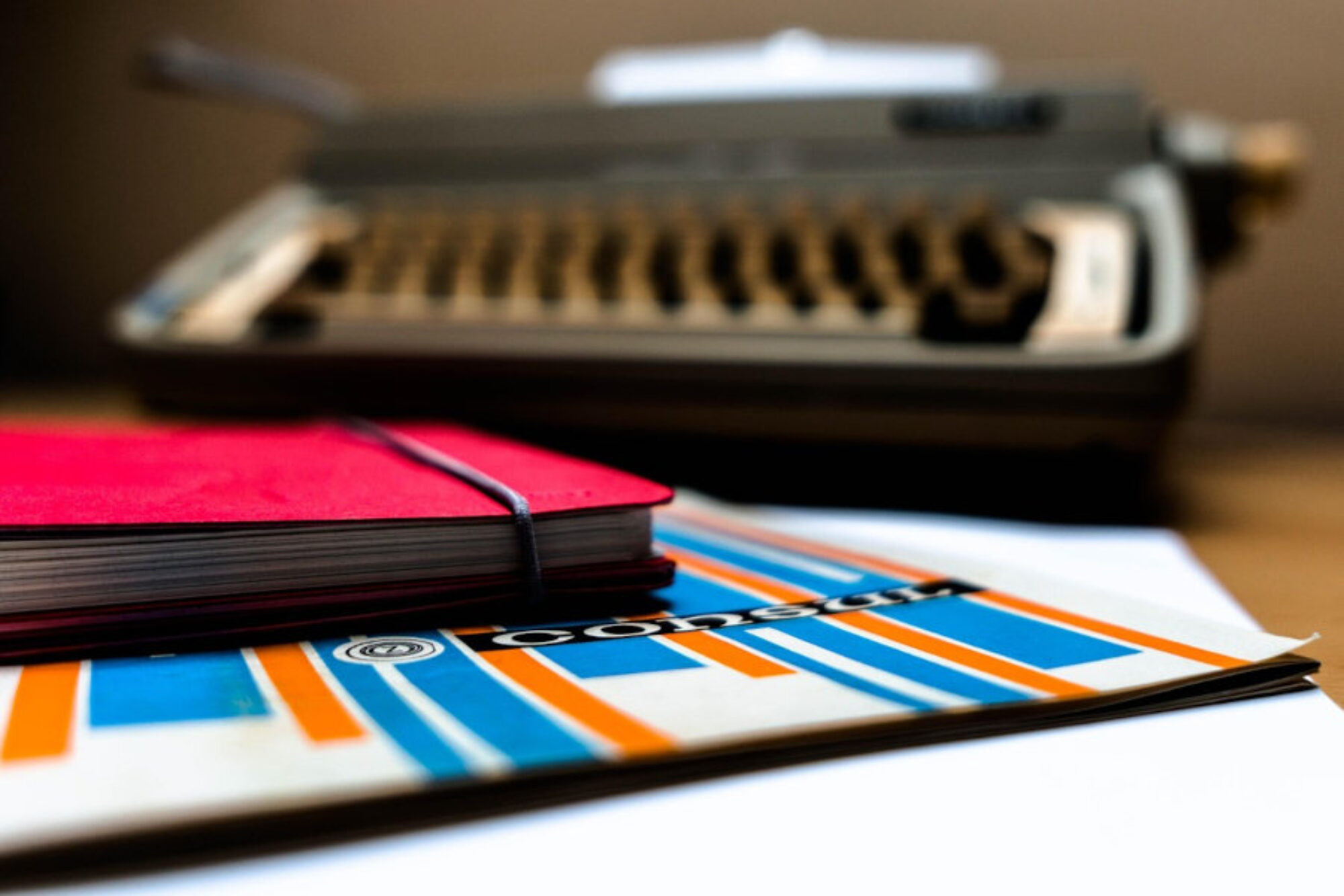 Schreibmaschine, Mappe und Notizbuch